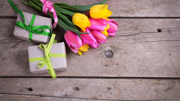 Frühlingstulpen und Schachteln mit Geschenken  - Foto, Bild