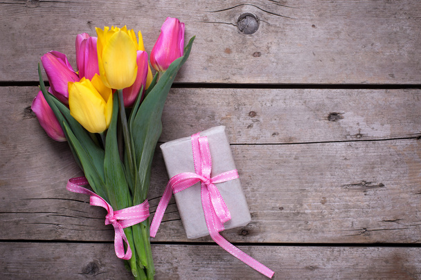 Весняні тюльпани та коробка з подарунком
  - Фото, зображення