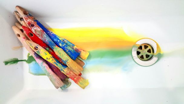 pinceau coloré avec peinture acrylique
 - Photo, image