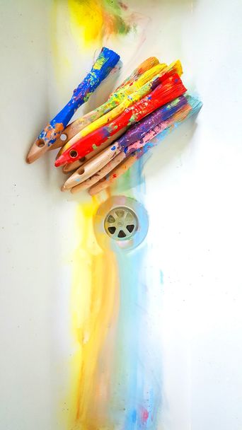 pincel de color con pintura acrílica
 - Foto, Imagen