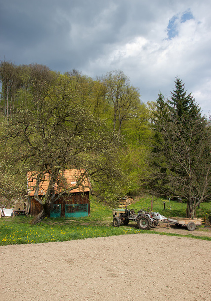 Αγροτικό σπίτι και τρακτέρ - Φωτογραφία, εικόνα