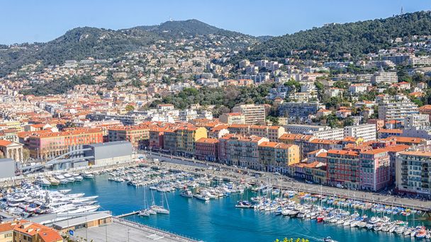 Nice port avec yachts et bateaux de vitesse, France
 - Photo, image