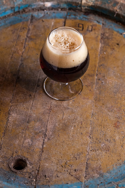 Bir mahzende koyu bira - Fotoğraf, Görsel