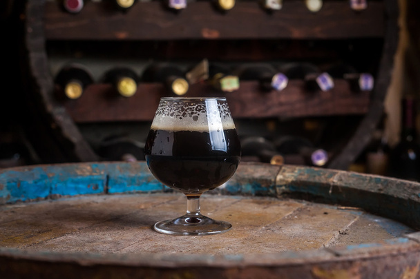Cerveza oscura en un sótano
 - Foto, imagen