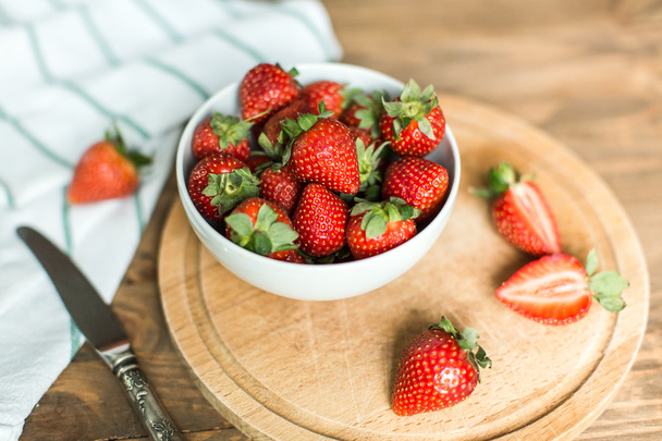 ripe strawberries on plate on wooden background - Foto, Imagem