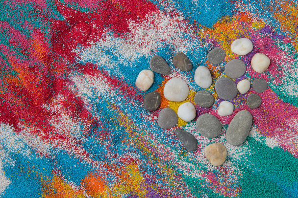 Bellissimo sfondo del cuore su sabbia colorata fatta da conchiglie
  - Foto, immagini