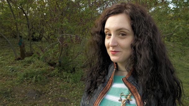 Pretty brunette long hair girl portrait outdoors - Foto, immagini