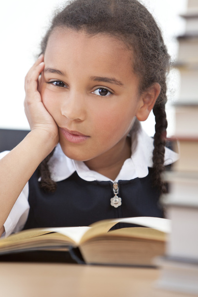 African American Mixed Race School Girl Reading A Book - Foto, Imagem