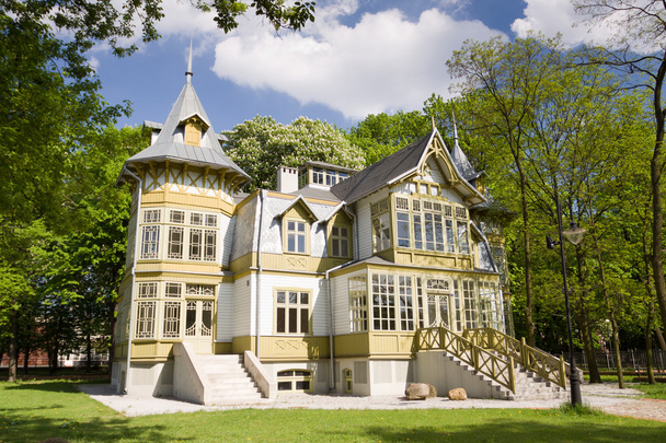 grünes Holzhaus in lodz - Foto, Bild