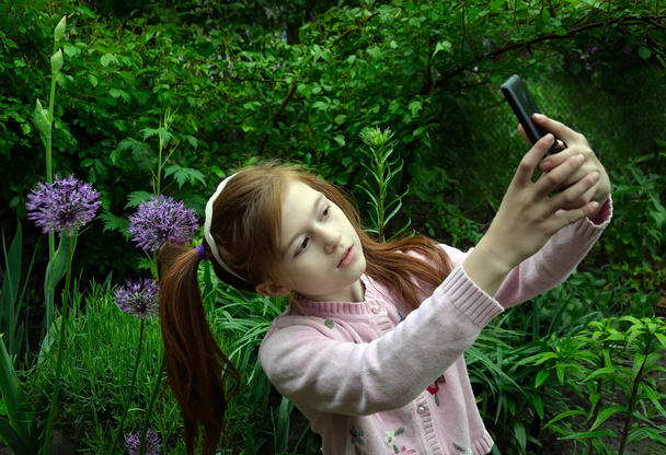 Dziewczyna ze smartfonem - Zdjęcie, obraz