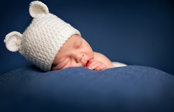 Three week old newborn baby boy sleeping - Valokuva, kuva
