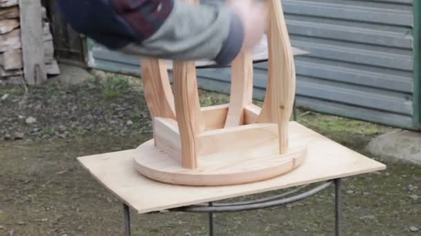 Плотник готовит стул для лакировки
 - Кадры, видео