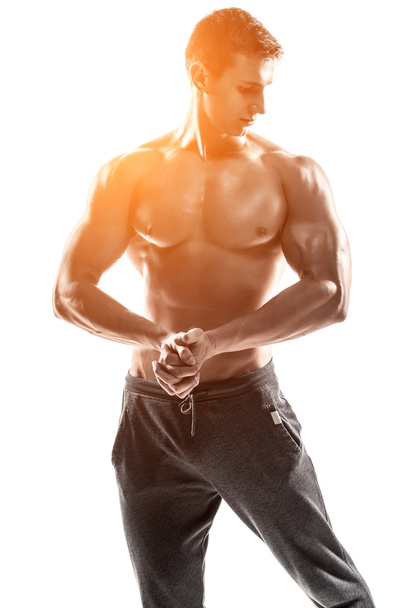 Uomo muscolare posa, flettendo i bicipiti, mostrando corpo perfetto
. - Foto, immagini