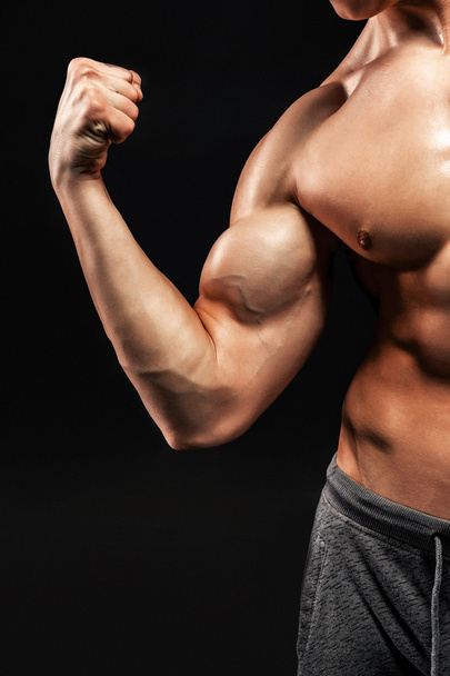 Зображення дуже м'язистого чоловіка позує з голим торсом
 - Фото, зображення