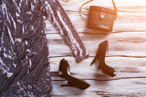 黒の靴とキラキラ ドレス. - 写真・画像