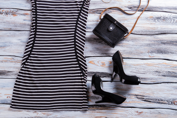 Schuhe und Kleid mit schwarzem Absatz. - Foto, Bild