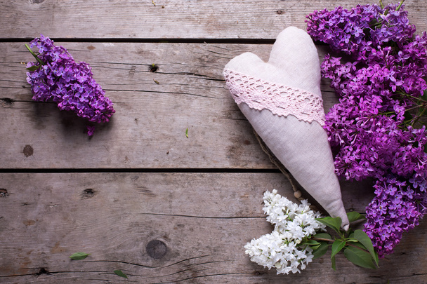 Corazón decorativo y flores lila
  - Foto, imagen