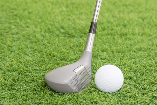 Μπάλα του γκολφ και γκολφ κλαμπ για την πράσινη χλόη - Φωτογραφία, εικόνα