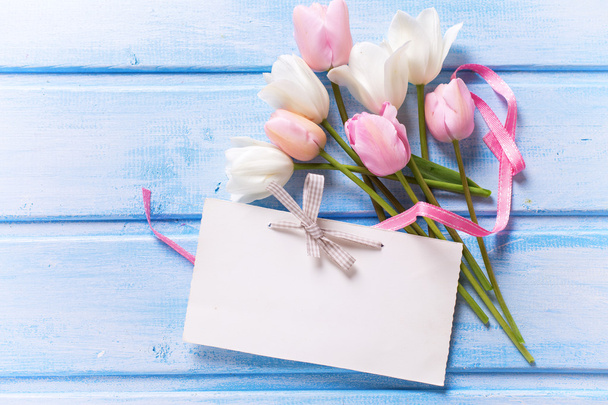 tulipany wiosna i pustych znaczników  - Zdjęcie, obraz