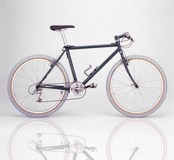 bicicleta de carreras sobre un fondo blanco
 - Foto, Imagen