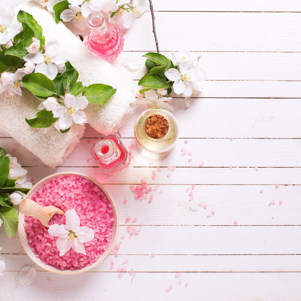 Pink sea salt in bowl and flowers - Foto, Bild