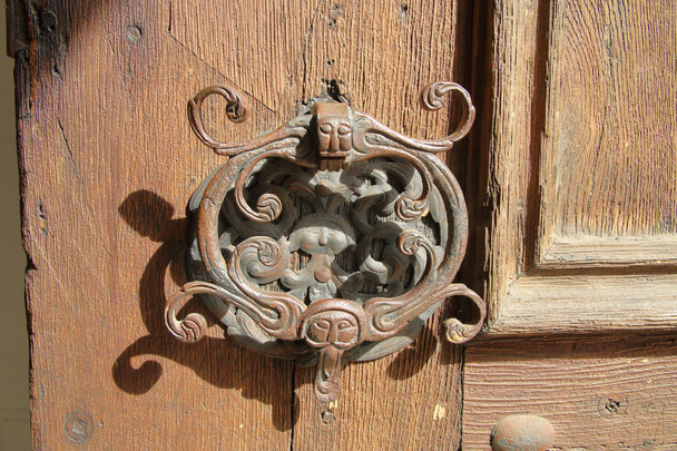 Αρχαία πόρτα λαβή σε ξύλινη πόρτα. - Φωτογραφία, εικόνα