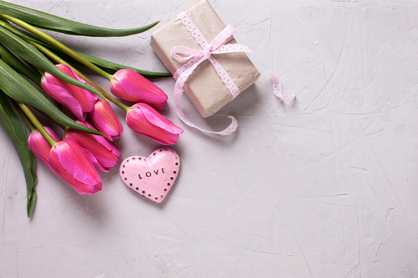 Spring tulips and decorative heart - Foto, afbeelding