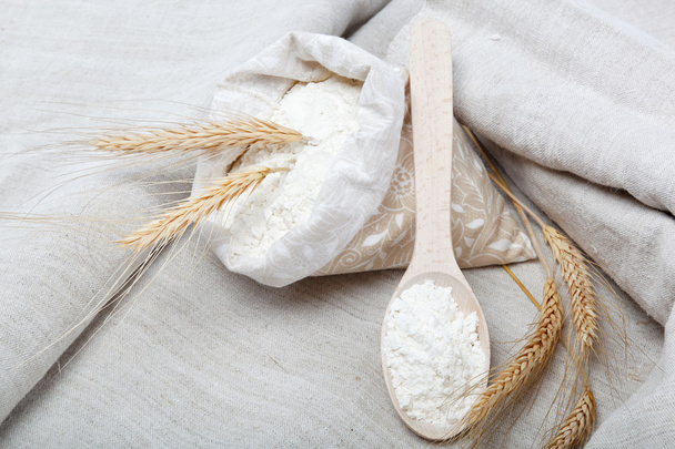 Flour and wheat grain on sackcloth - Foto, Bild