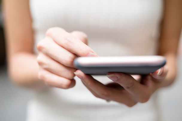 Žena, zasílání SMS zpráv na mobilní telefon - Fotografie, Obrázek