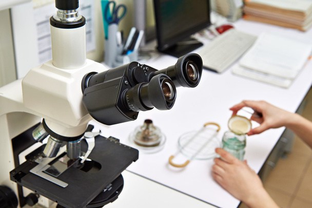 Lugar de trabajo con microscopio en laboratorio bioquímico
 - Foto, Imagen