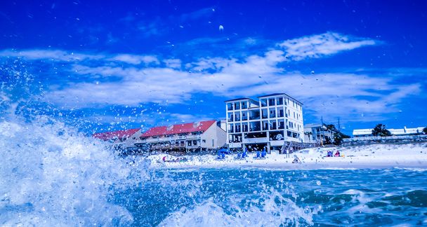 ondas de água de cristal azul batendo na praia
 - Foto, Imagem