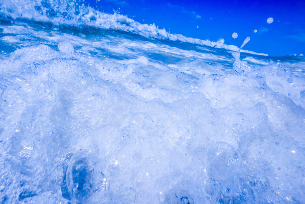 ondas de água de cristal azul batendo na praia
 - Foto, Imagem
