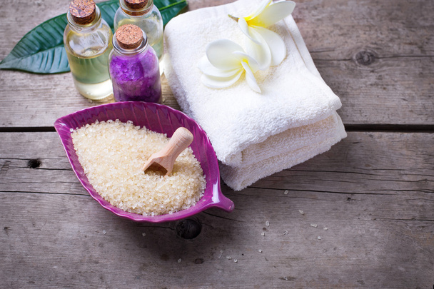 Sea salt in bowl with  towels - Foto, Bild