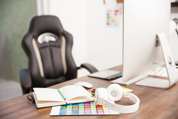 Schreibtisch im Büro eines Grafikdesigners - Foto, Bild