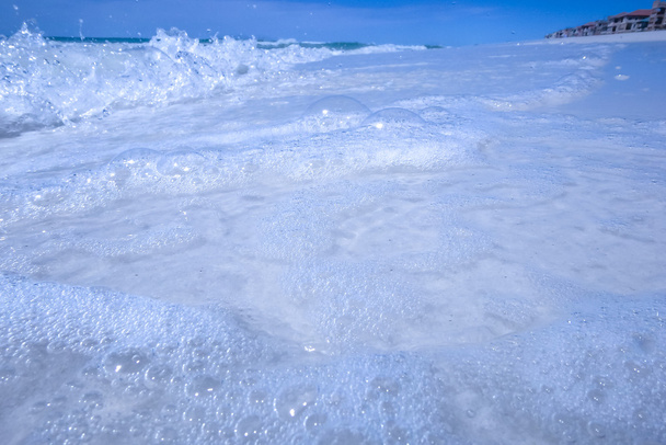 modrý krystal vodní vlny zřítilo na pláži - Fotografie, Obrázek