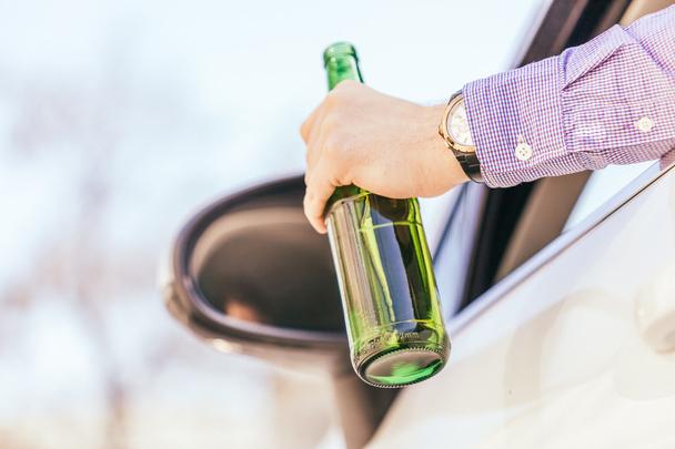 muž pití alkoholu během jízdy autě - Fotografie, Obrázek