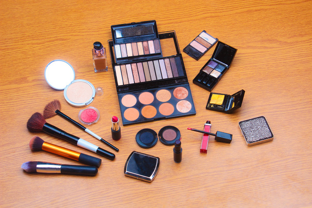 Palettes de maquillage et brosse professionnelle cosmétique
 - Photo, image