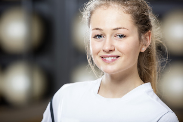 Fit Young Woman Smiling In Gym - Φωτογραφία, εικόνα