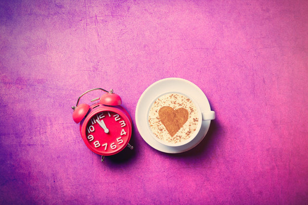 чашка кави і червоний годинник
 - Фото, зображення