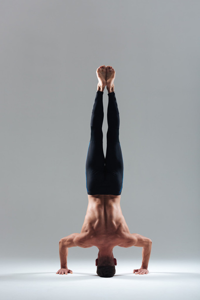 Man doing headstand - Φωτογραφία, εικόνα