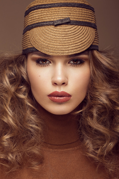 Pretty fresh girl, image of modern Twiggy in fashionable brown hat, with unusual eyelashes and curls. - Фото, зображення