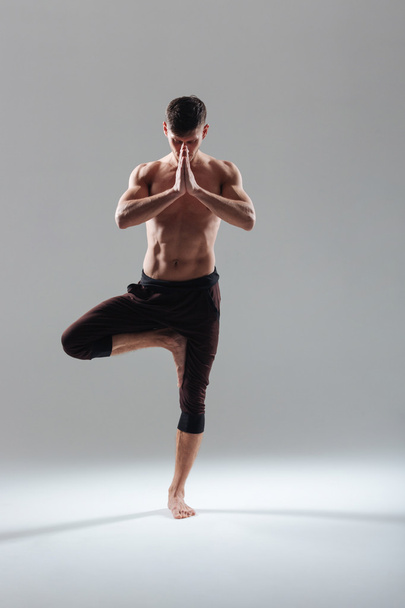 Fitness man doing exercise on one leg - Valokuva, kuva