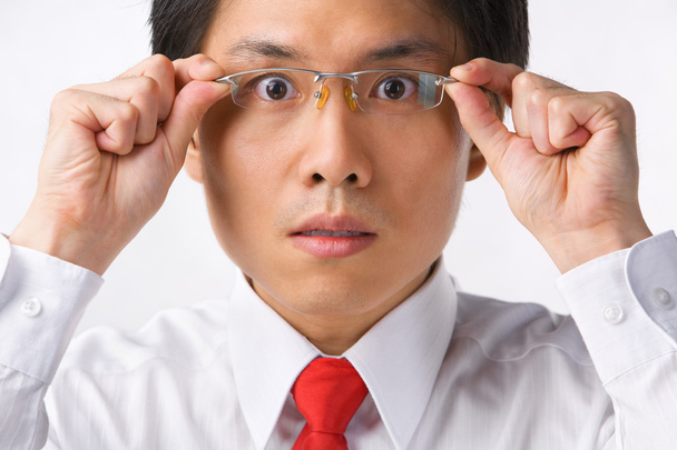 Ázsiai üzletember meglepett gazdaság szemüveg kamera - Fotó, kép