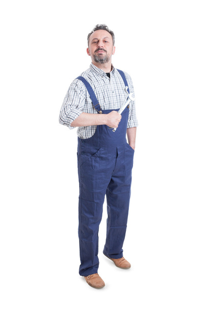 Mecánico guapo o reparador con llave de pie y posando
  - Foto, Imagen