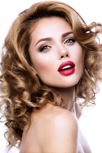 Make up. Glamour portrait of beautiful woman model with fresh makeup and romantic wavy hairstyle. - Foto, Imagem