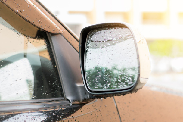 Raindrops on the side mirror of the car. - Foto, Bild