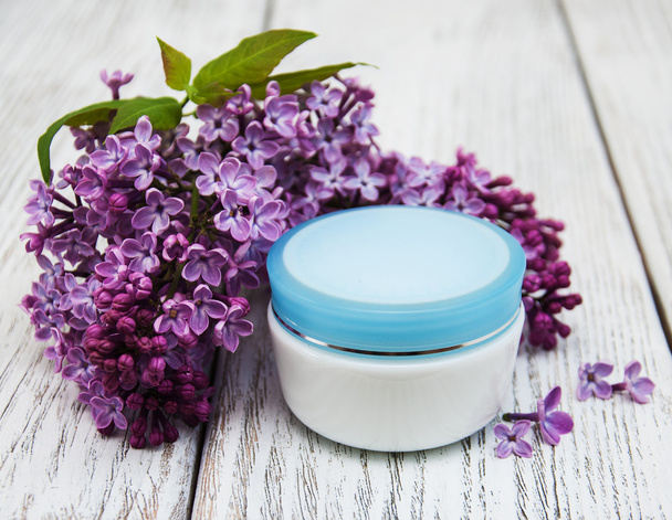 moisturizing cream and lilac flowers - Foto, immagini