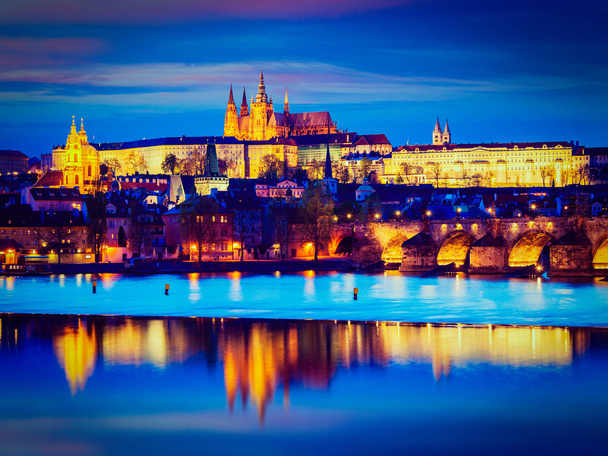 Vue du pont Charles et du château de Prague au crépuscule
 - Photo, image