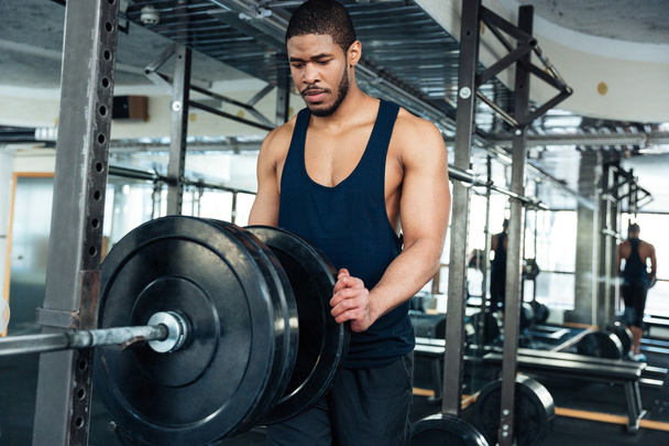 Afro american bodybuilder guy prepare to do exercises  - Foto, afbeelding