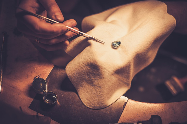 Escritorio para la fabricación de joyas artesanales
  - Foto, Imagen